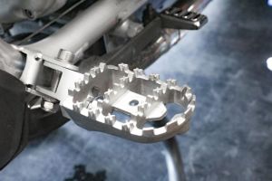 Fußrasten mit Gelenk Edelstahlguß - perfekt für BMW Paralever Umbauten